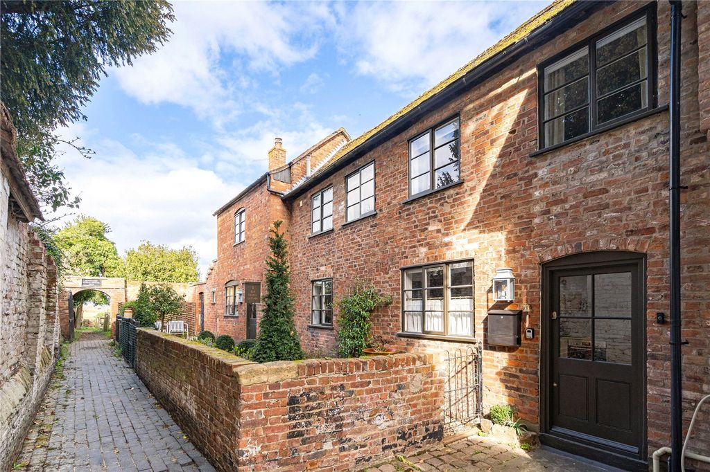 Property photo 2 of 15 Front Aspect