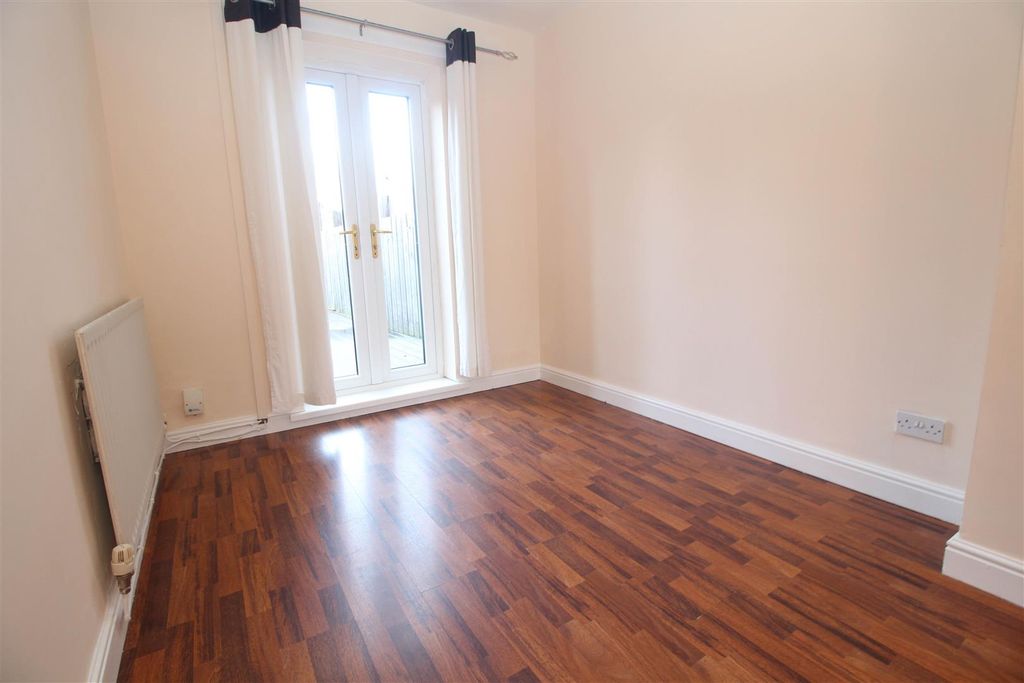 Property photo 3 of 10 Dining Area