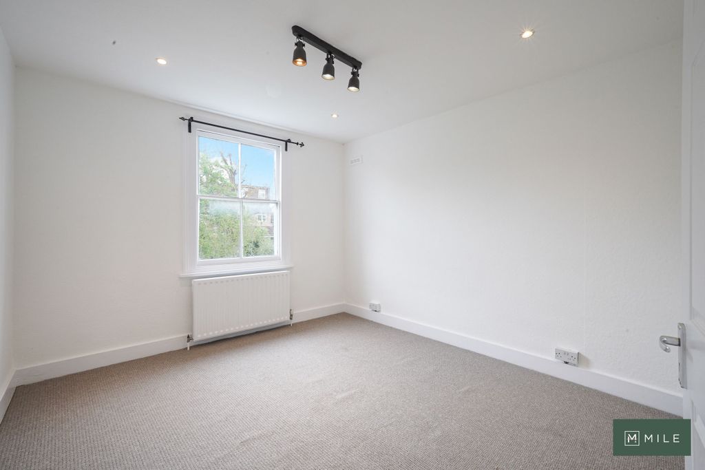 Property photo 2 of 12 82A Clifford Gardens, First Floor Flat - Ypvncemoz