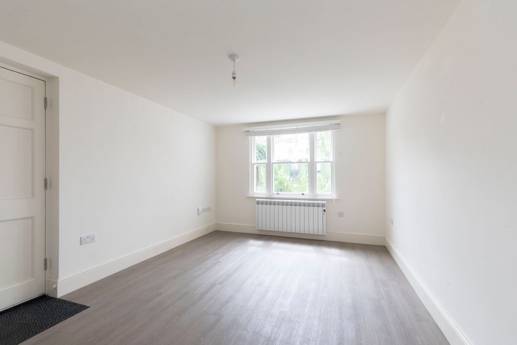 Property photo 3 of 6 Flat 1, 105 London Rd-06