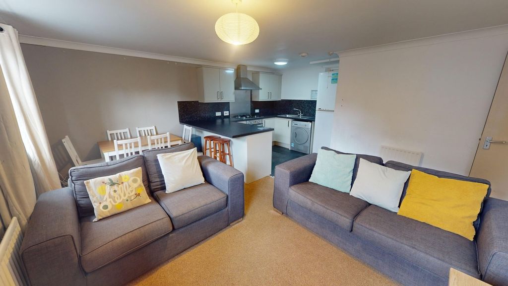 Property photo 3 of 14 A Spacious And Modern Living Room Perfect For Soci...