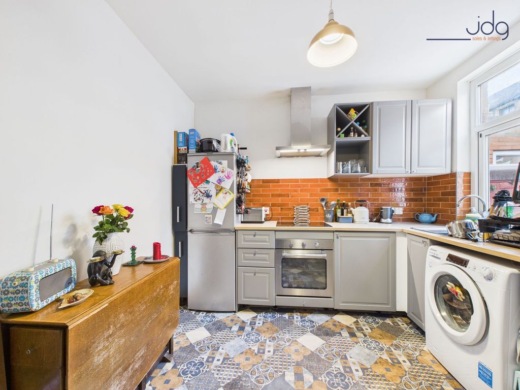 Property photo 3 of 8 Kitchen
