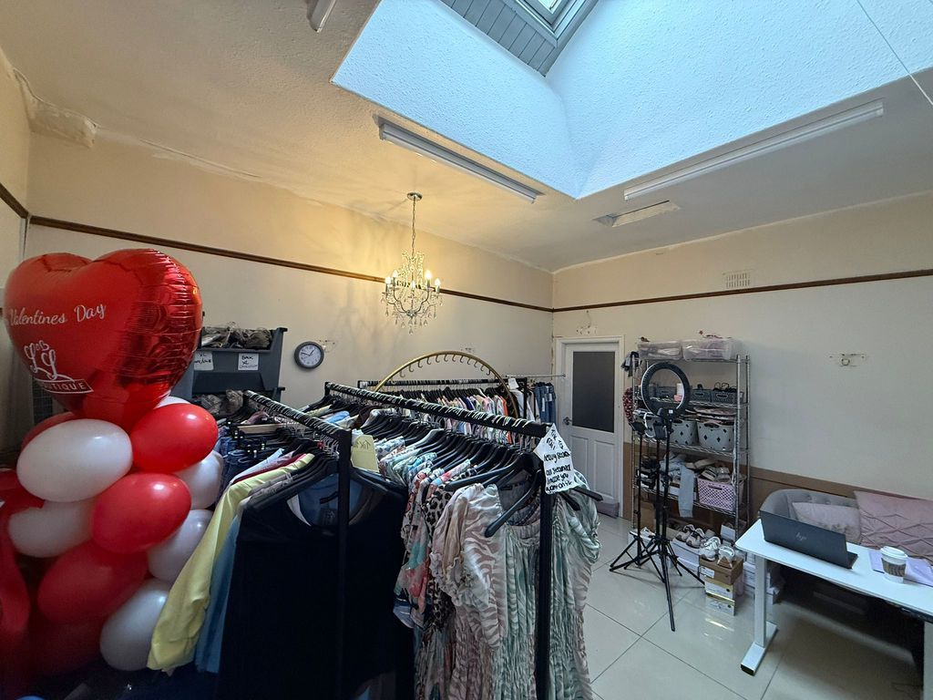 Property photo 3 of 12 Office 1