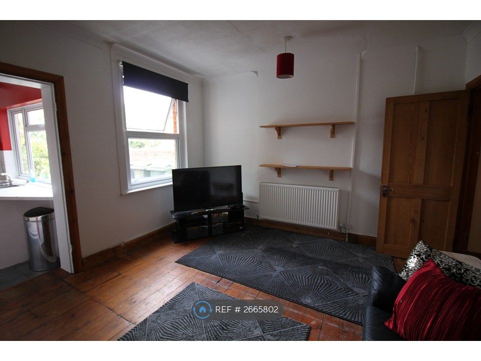 Property photo 3 of 13 Lounge