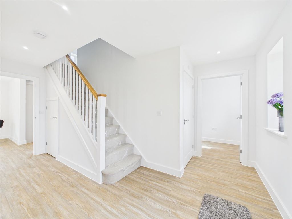 Property photo 3 of 19 Entrance Hall