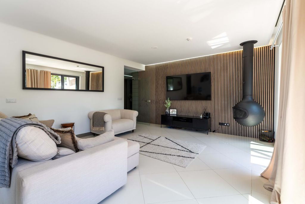 Property photo 2 of 30