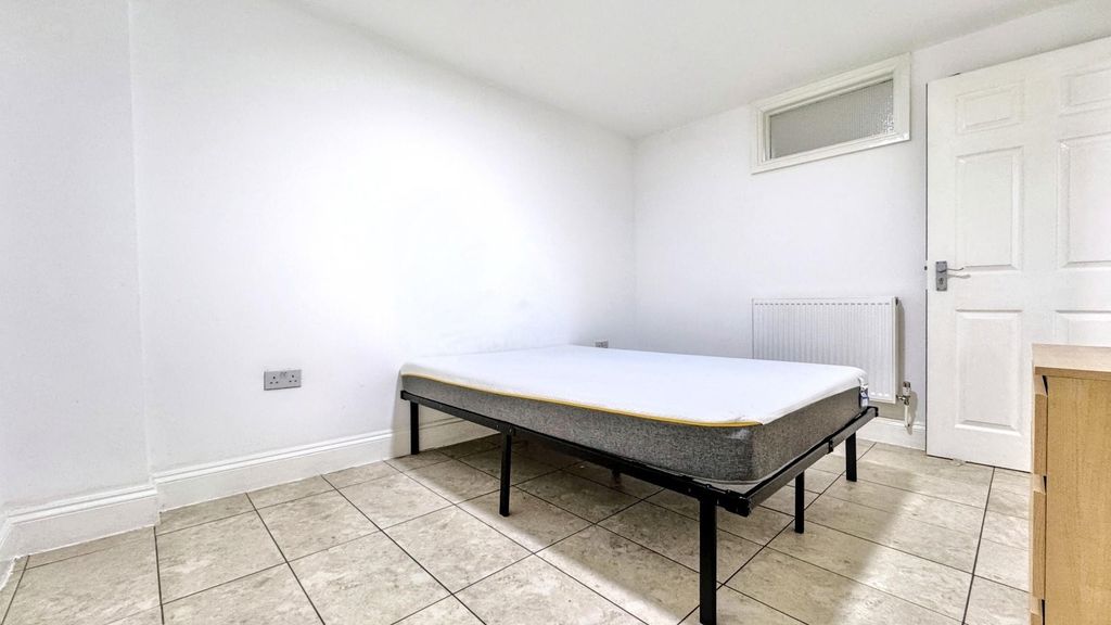 Property photo 2 of 10 Bright And Tidy Double Bedroom With Tiled Floors...