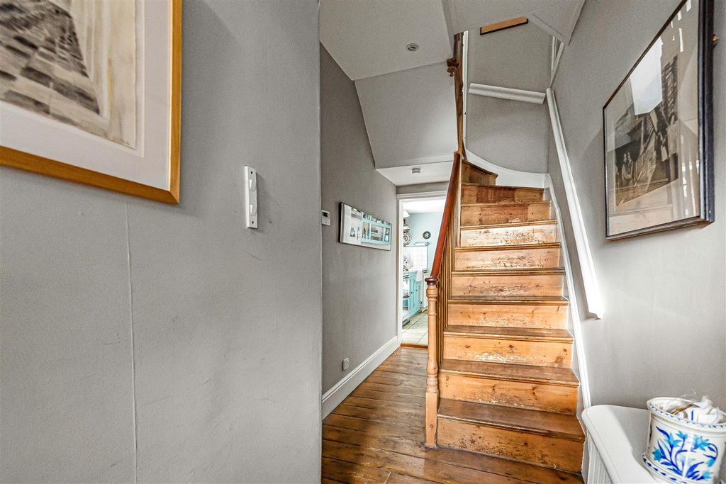 Property photo 2 of 18 11_74568.Jpg