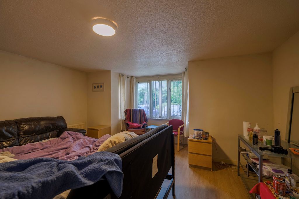 Property photo 2 of 28