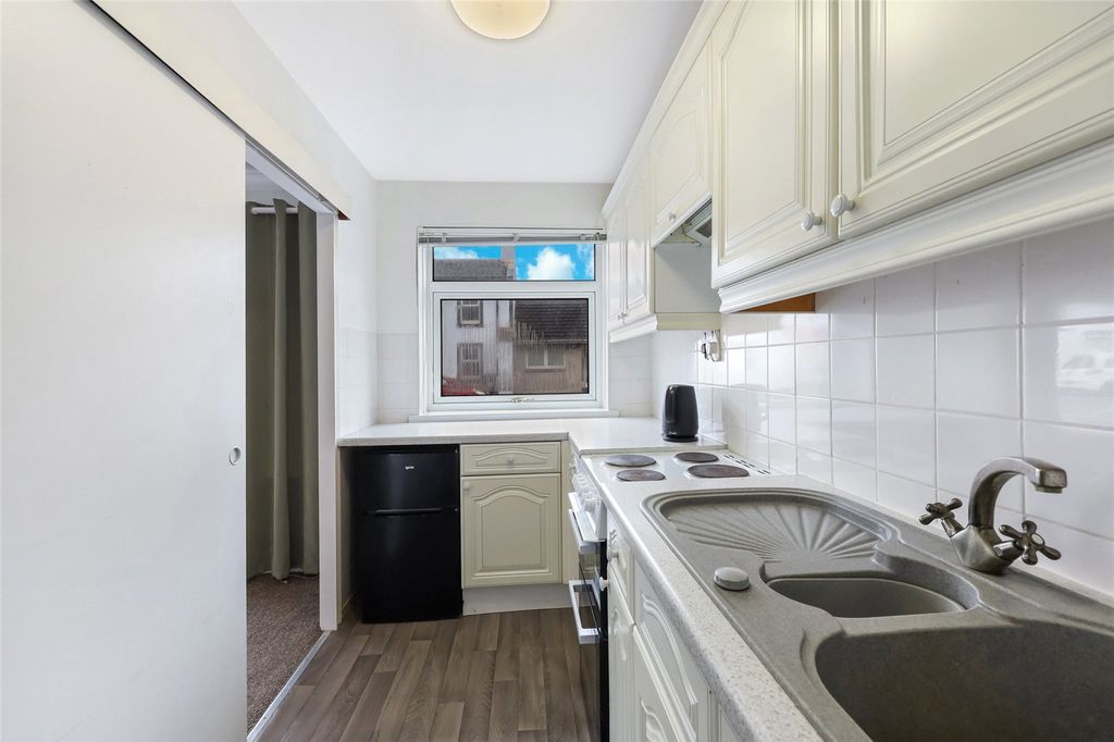 Property photo 3 of 8 Kitchen