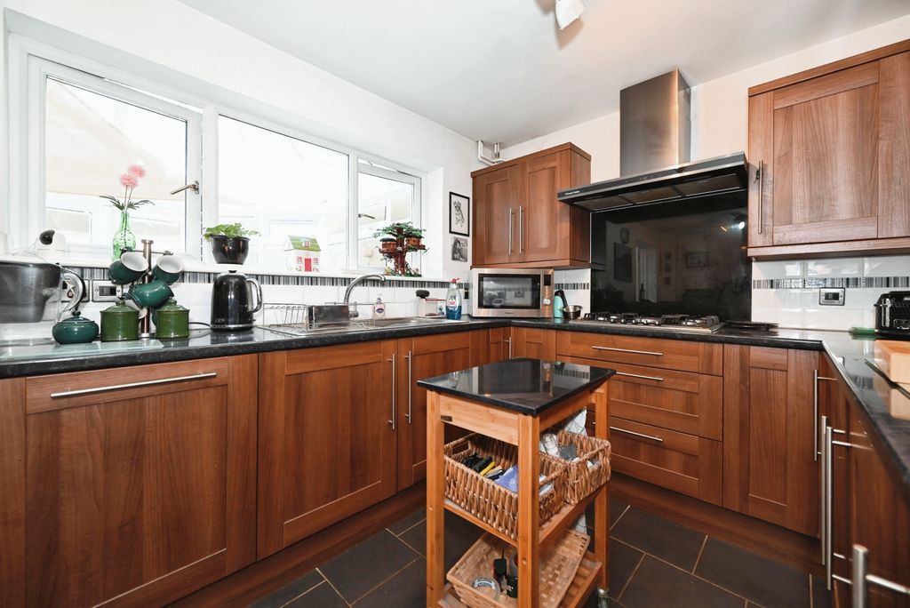 Property photo 3 of 17 Kitchen