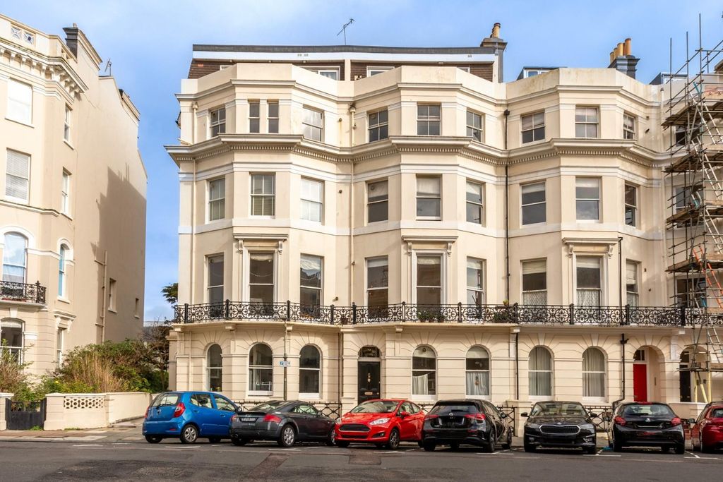 Property photo 1 of 17 St Aubyns Court-6.Jpg