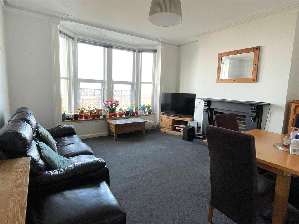 Property photo 3 of 15 Lounge