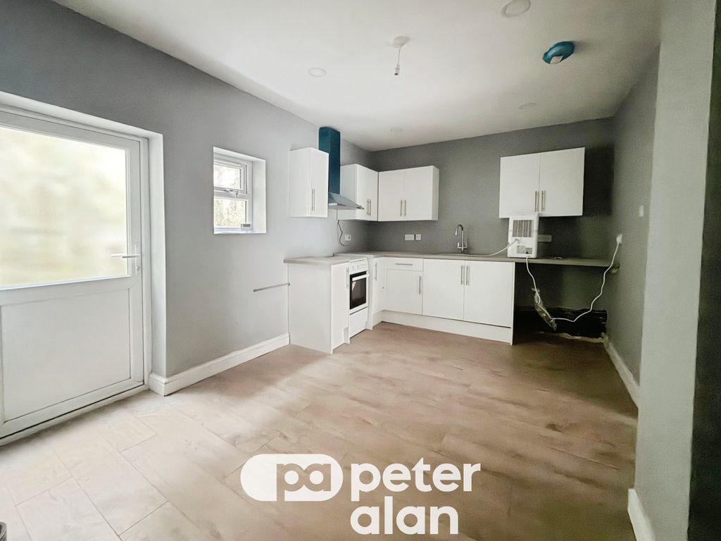 Property photo 3 of 8 Kitchen