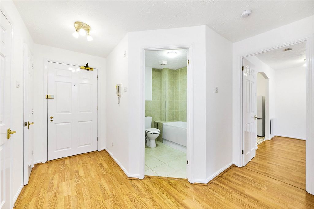 Property photo 2 of 10 Hallway