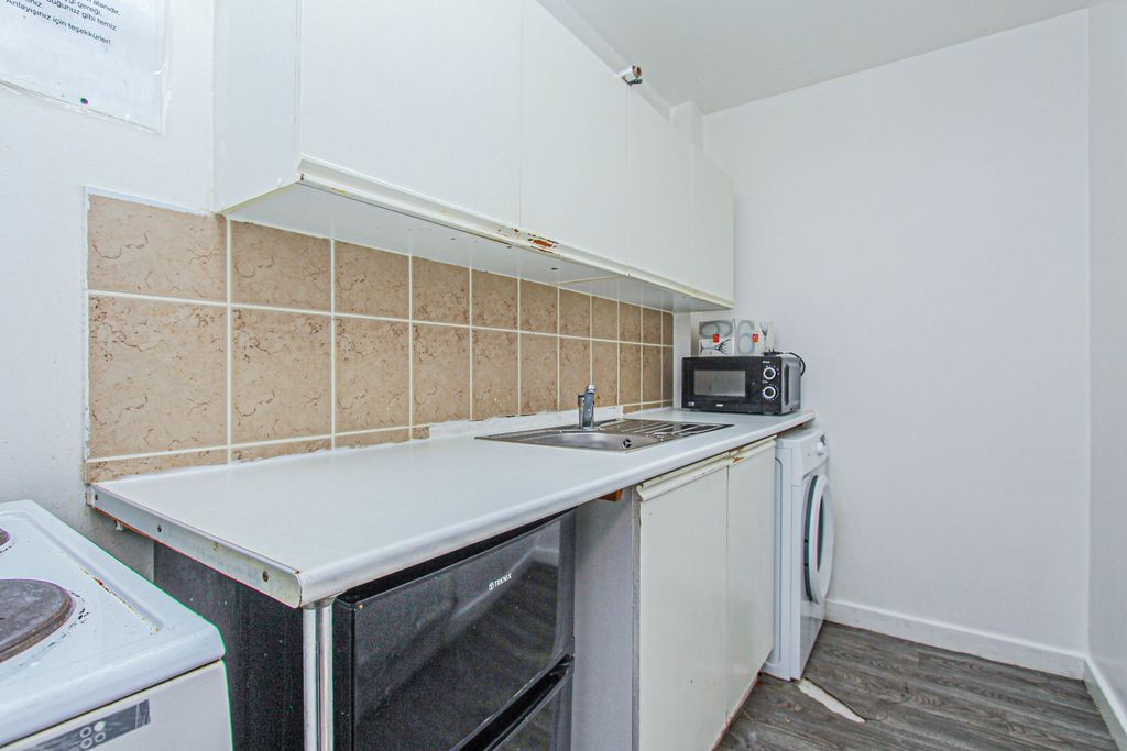 Property photo 3 of 6 Kitchen