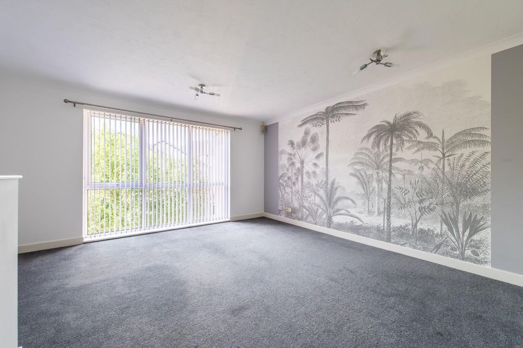 Property photo 3 of 11 Living Room