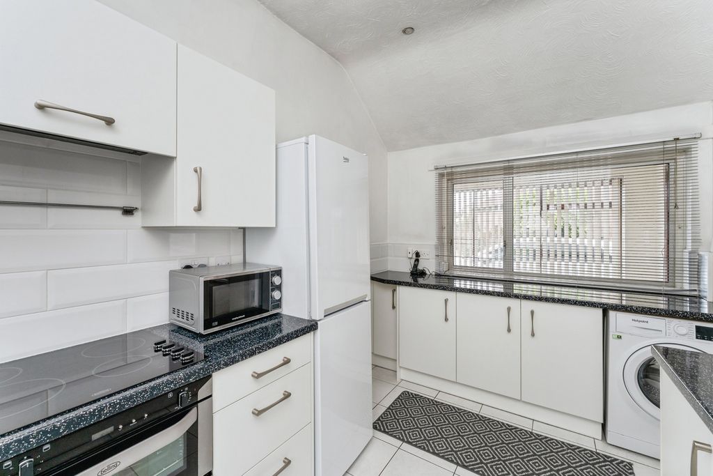 Property photo 3 of 17 Kitchen