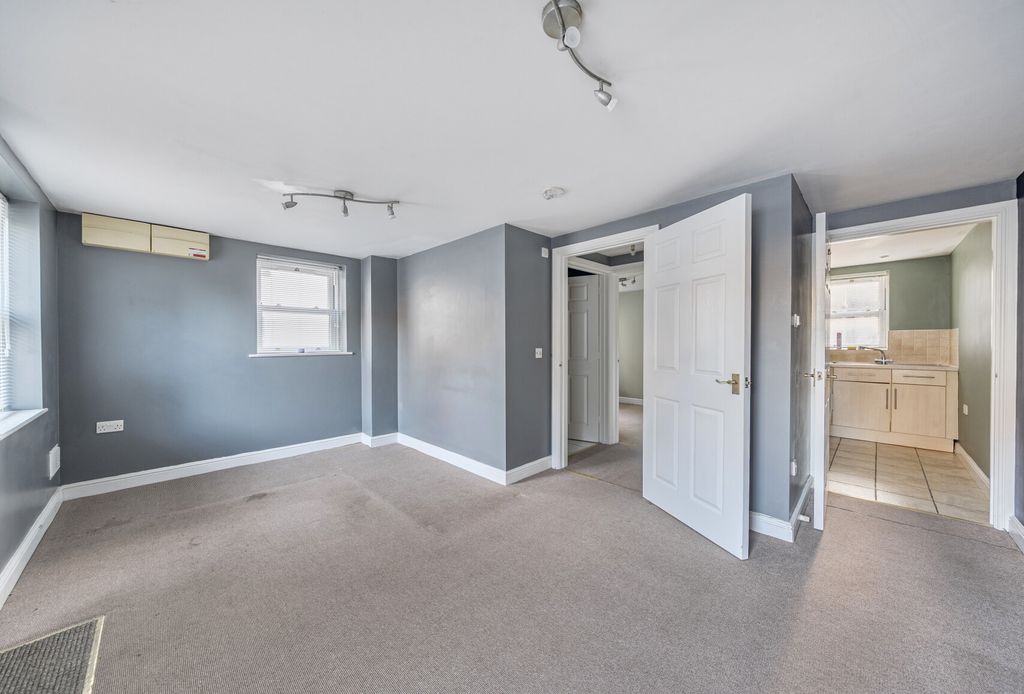 Property photo 1 of 12 1364642-6-68E3F6d...