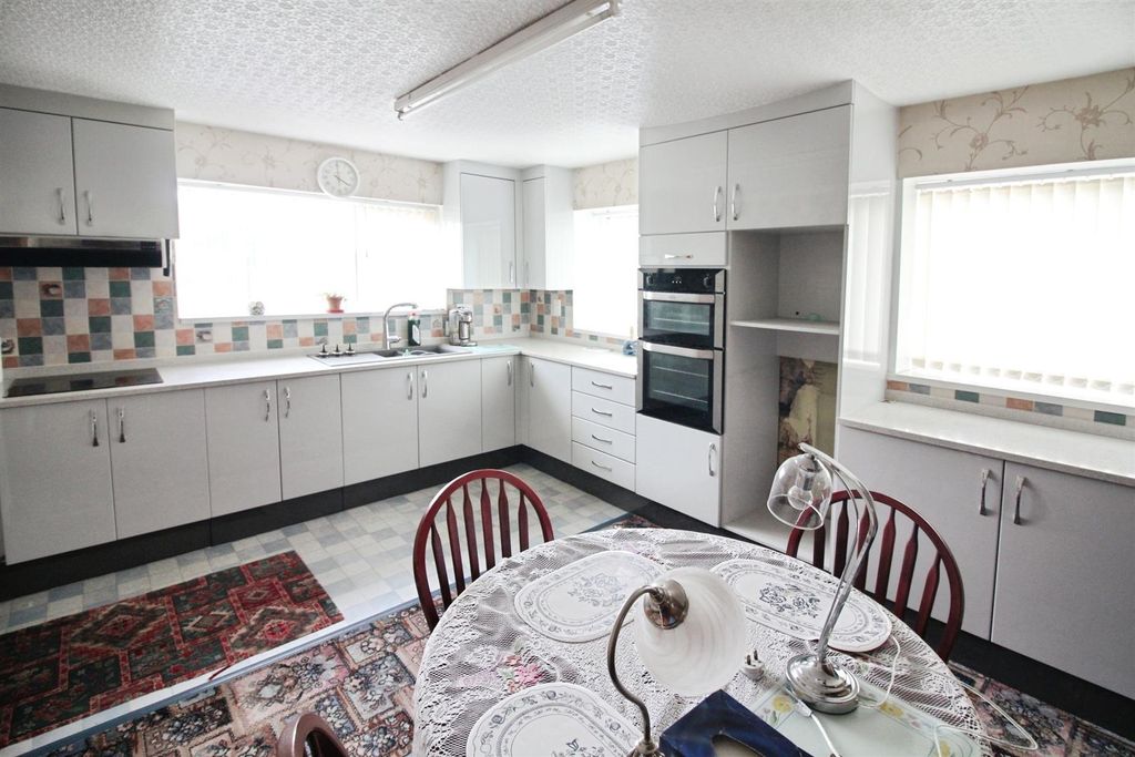 Property photo 2 of 19 Kitchen/Diner