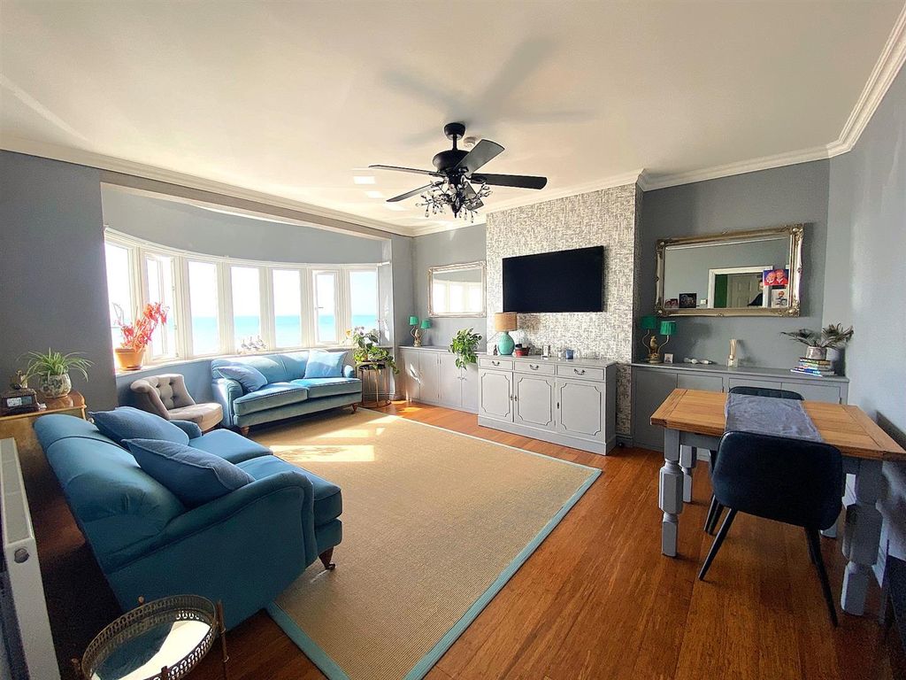 Property photo 3 of 9 51C West Parade - Lounge.Jpg