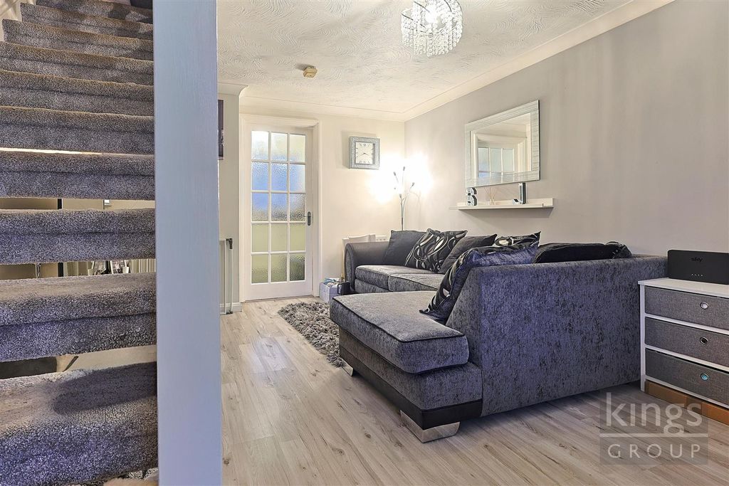 Property photo 3 of 18 Lounge -