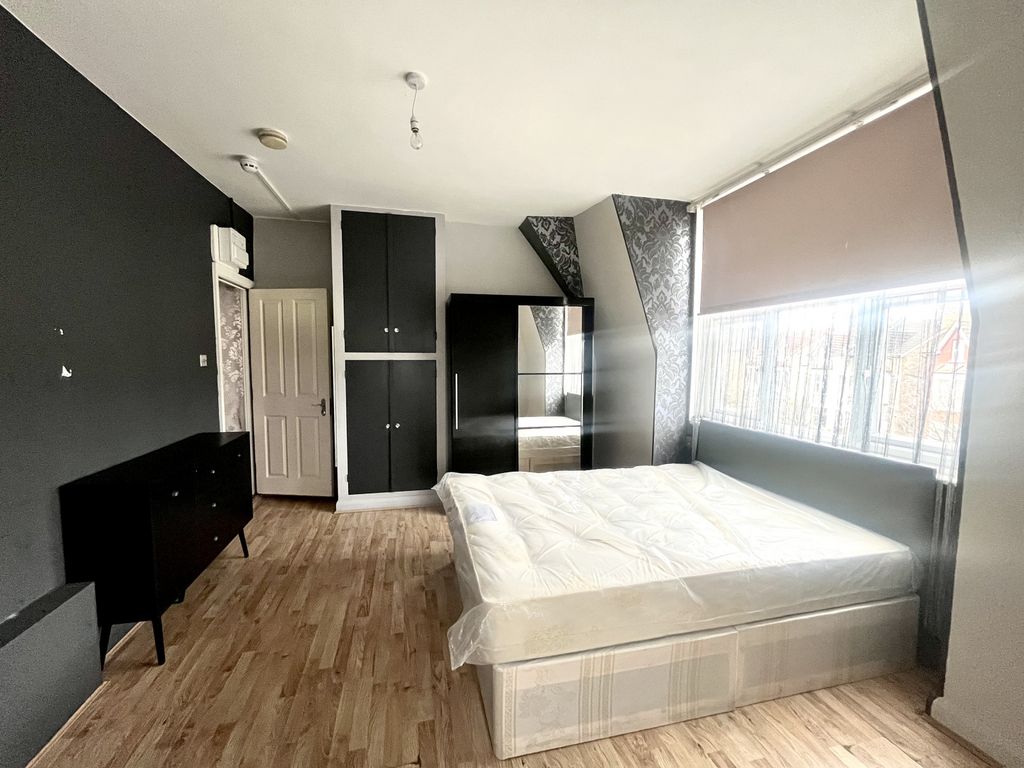 Property photo 3 of 10 Room