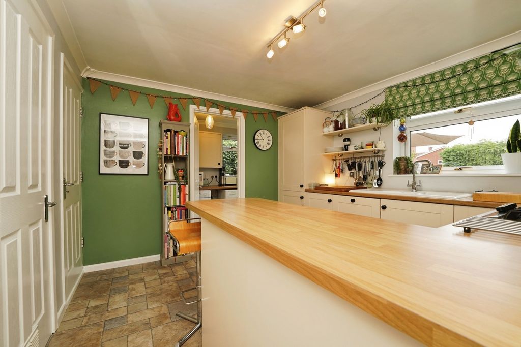 Property photo 3 of 25 Kitchen