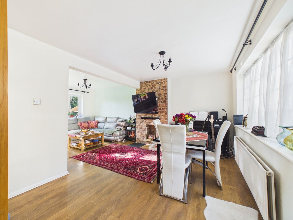 Property photo 2 of 14 Cam01984G0-Pr0574-Still003