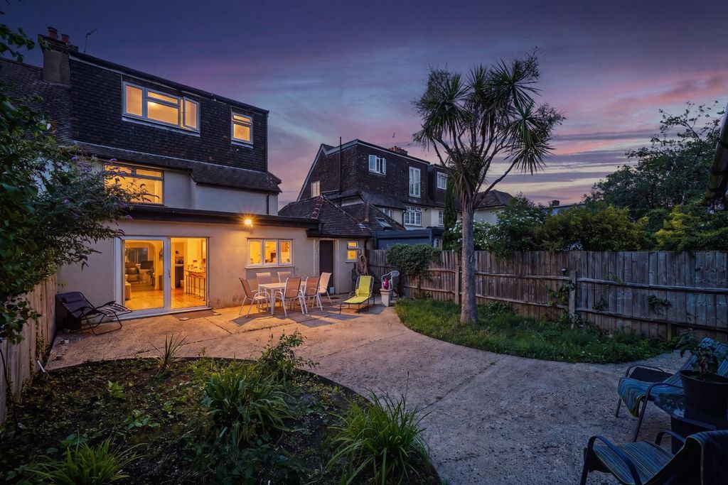 Property photo 1 of 15 Garden Twilight