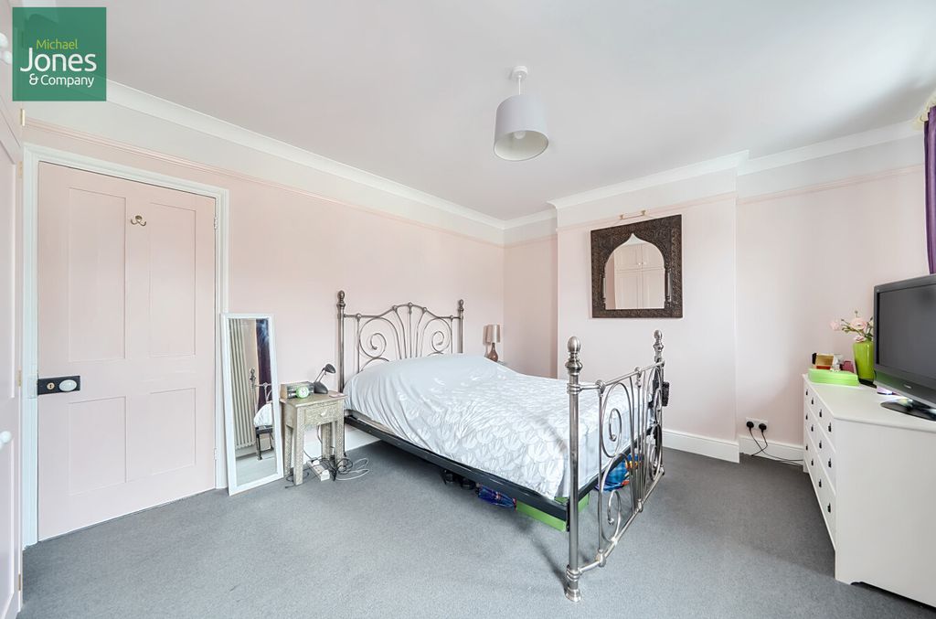 Property photo 3 of 10 Main Bedroom