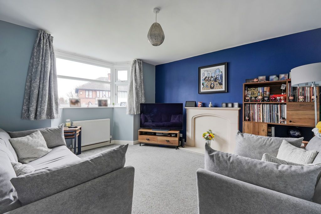 Property photo 3 of 31 Living Room