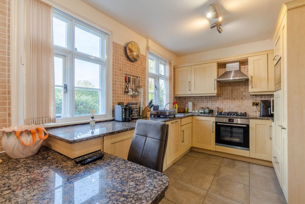 Property photo 3 of 29
