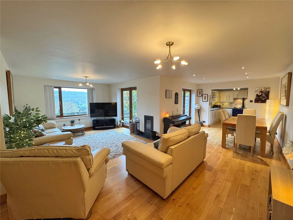 Property photo 2 of 42 Picture No. 25