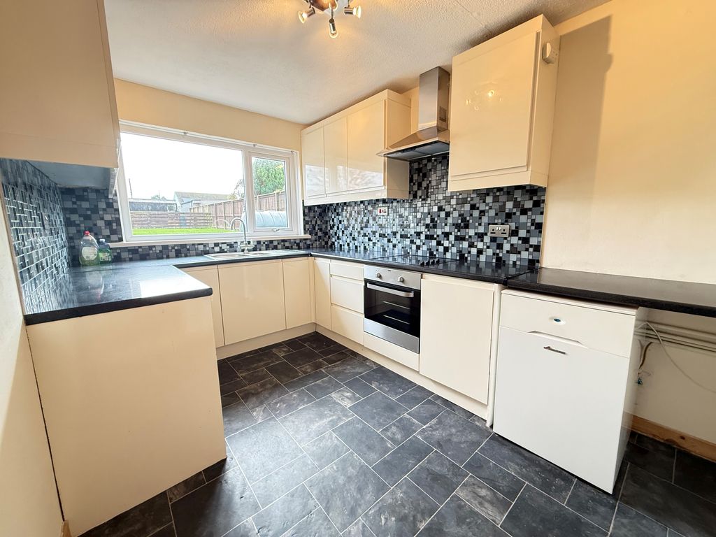 Property photo 3 of 8 Kitchen