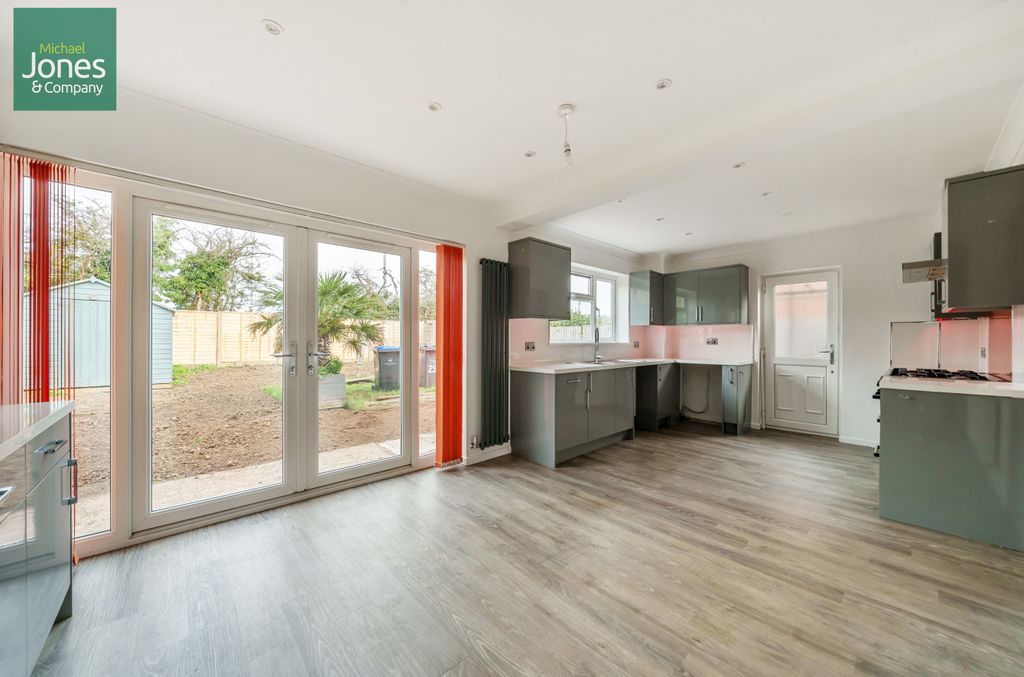 Property photo 3 of 17 Kitchen