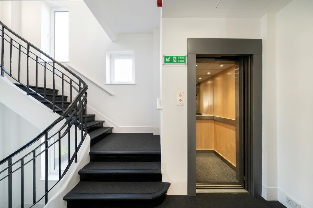 Property photo 3 of 14 291-299Boroughhighst-14.Jpg