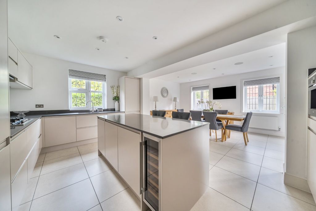 Property photo 1 of 38 Picture No. 12