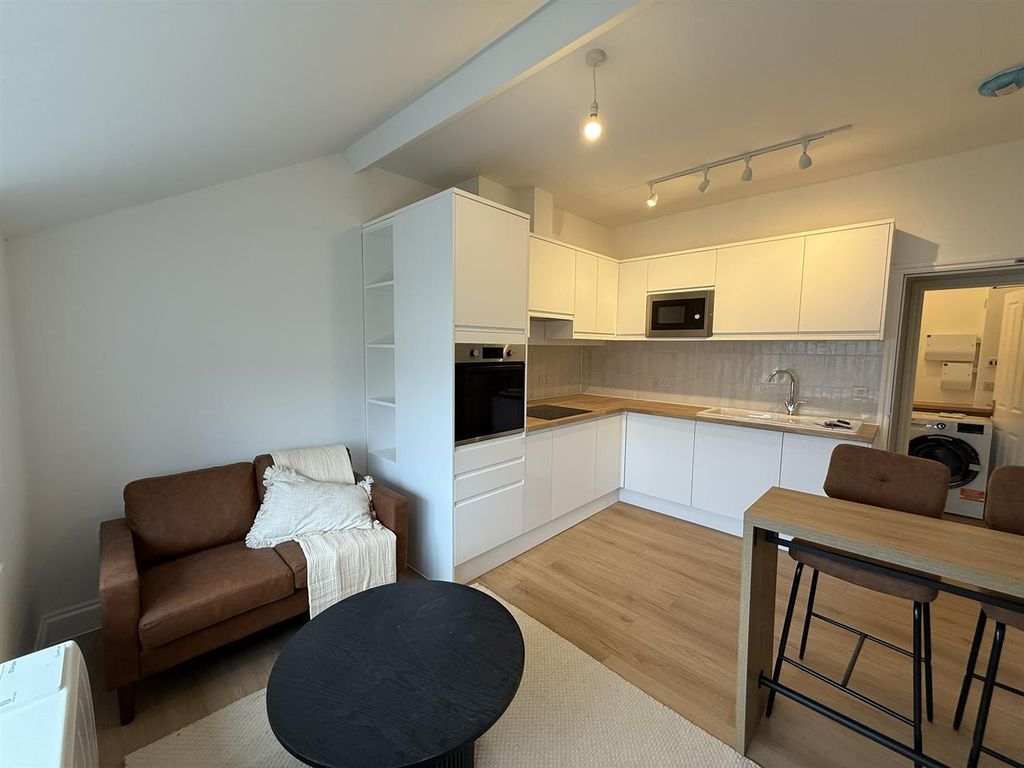 Property photo 3 of 10 Flat 5 Living (2).Jpeg
