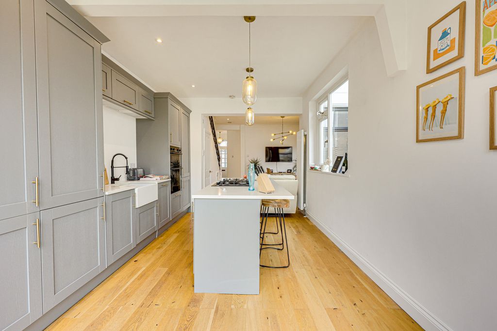 Property photo 3 of 32