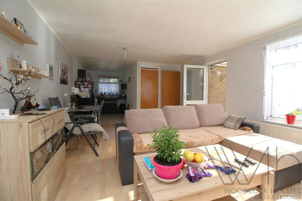 Property photo 2 of 9 Living Room 2 _1.Jpg