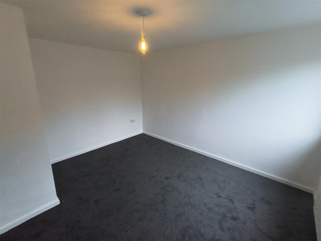 Property photo 3 of 19 Bed 2.Jpg