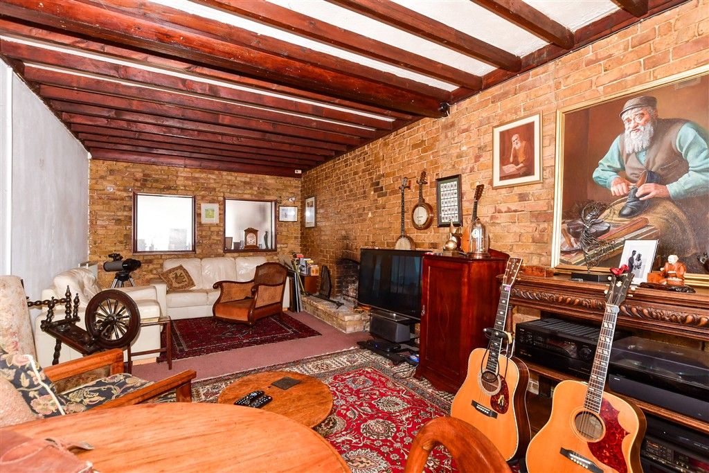 Property photo 1 of 17 Lounge