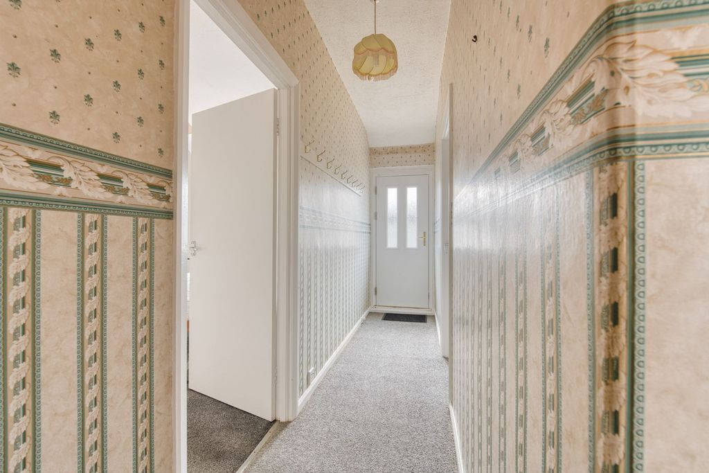 Property photo 3 of 33 Entrance Hallway