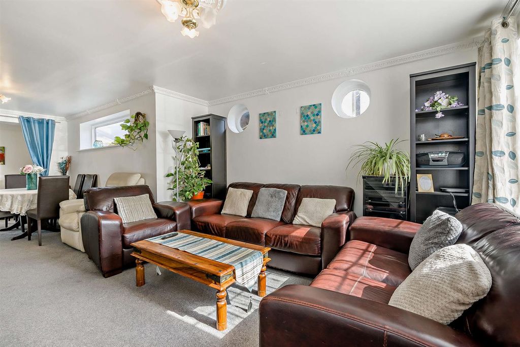 Property photo 3 of 12 8704858-Interior10-800.Jpg