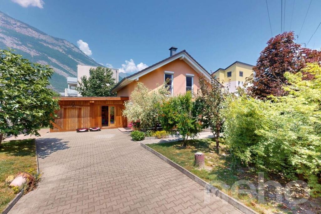 Property photo 1 of 12