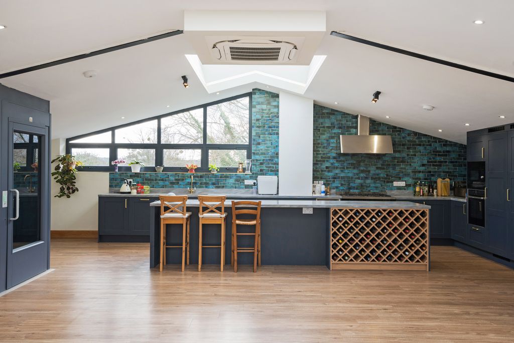 Property photo 3 of 17 Kitchen