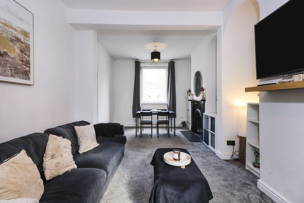 Property photo 1 of 18 Living Room