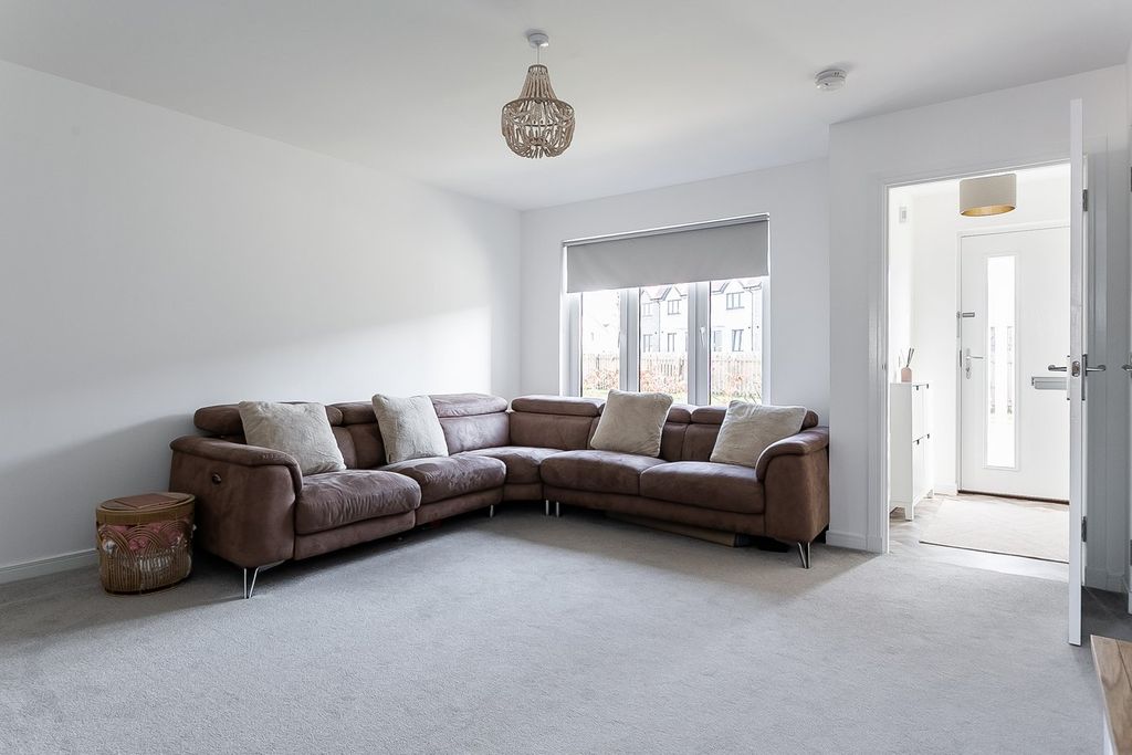 Property photo 2 of 28