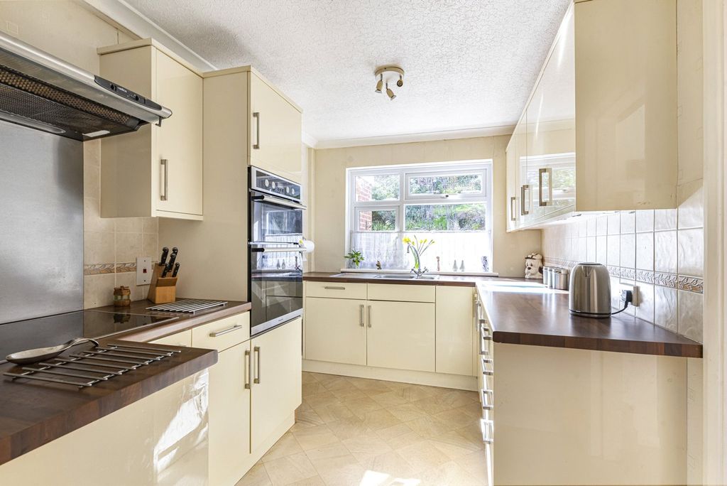 Property photo 3 of 23 Kitchen